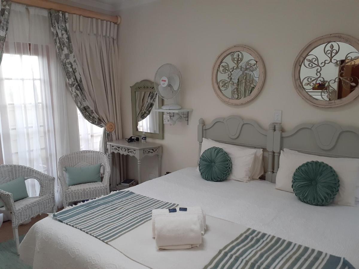 Sandstone Chameleon Guest House Фурисбург Экстерьер фото