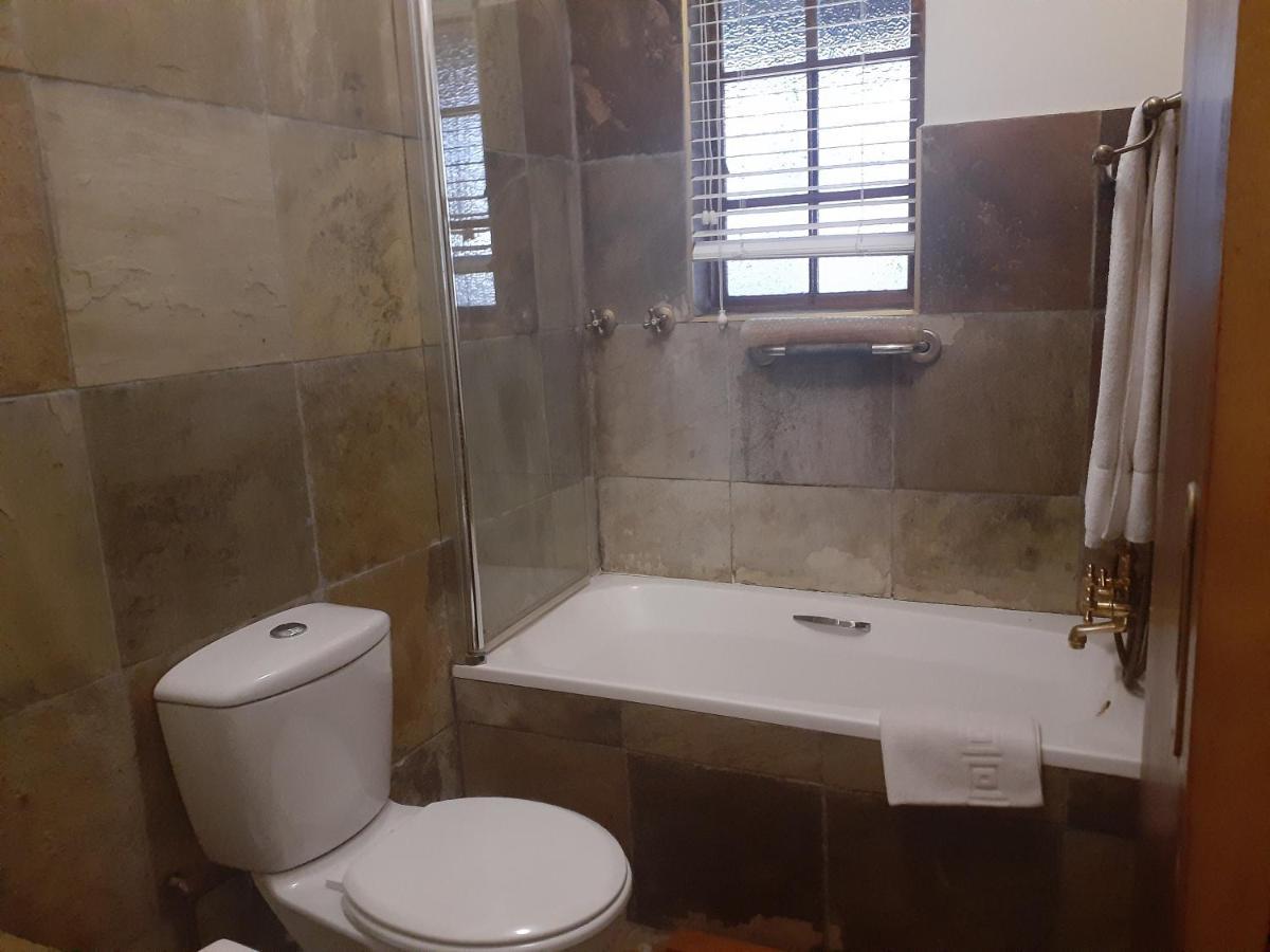 Sandstone Chameleon Guest House Фурисбург Экстерьер фото